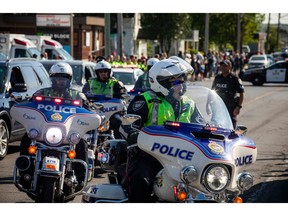 Le cercueil du sergent de la Police provinciale de l'Ontario.  Eric Mueller a été amené à la Maison funéraire Brunet à Rockland samedi avec un cortège de policiers et de véhicules en tête.