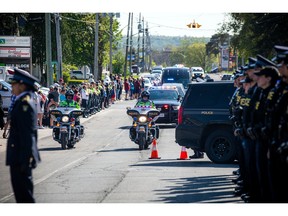 Le cercueil du sergent de la Police provinciale de l'Ontario.  Eric Mueller est amené au salon funéraire Brunet à Rockland samedi.