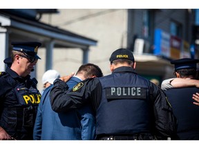 Le cercueil du sergent de la Police provinciale de l'Ontario.  Eric Mueller a été amené au salon funéraire Brunet à Rockland samedi.  À l'extérieur du salon funéraire, la rue était bordée de policiers, d'autres premiers intervenants et de membres du public.