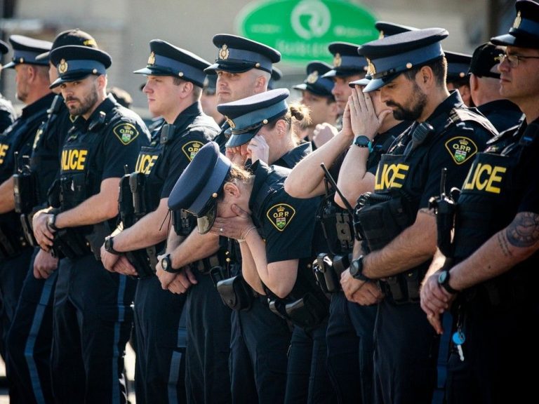 Le cortège de la Police provinciale de l’Ontario ramène le corps d’un policier tombé à la maison