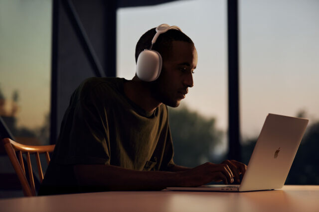 Les écouteurs Apple AirPod Max coûtent 480 $ chez Best Buy en ce moment.