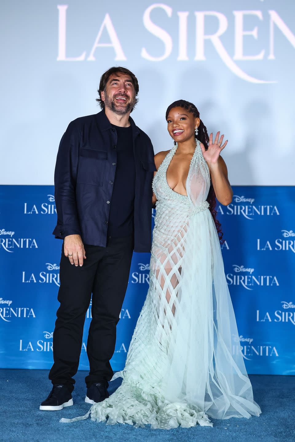 mexico city, mexique 11 mai javier bardem et halle bailey posent lors de l'événement des fans pour la première de disney la petite sirène au parque toreo le 11 mai 2023 à mexico city, mexique photo par hector vivasgetty images pour disney