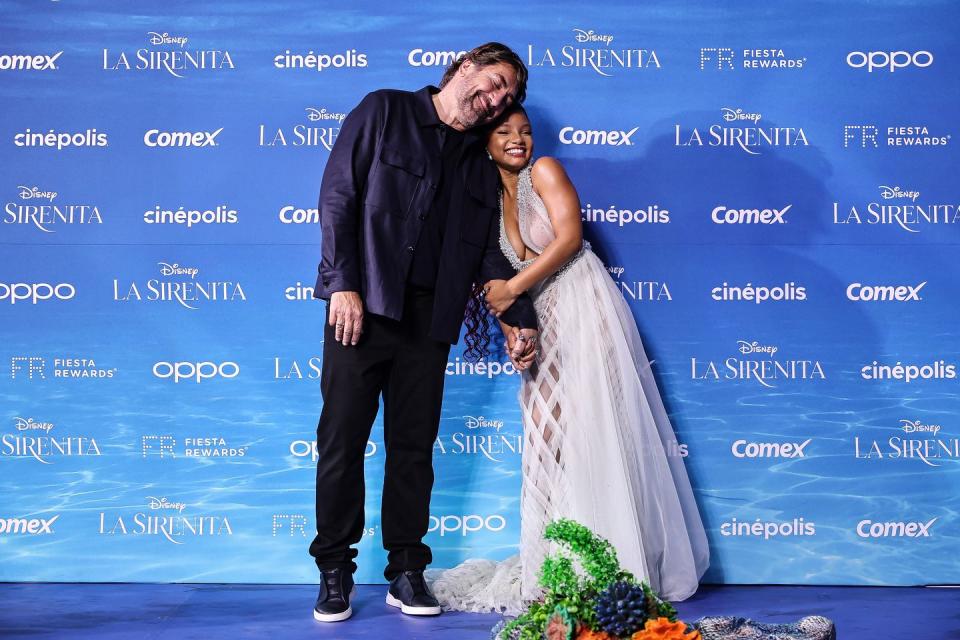 mexico 11 mai javier bardem l et halle bailey r assistent au tapis rouge pour la première de disney la petite sirène au parque toreo le 11 mai 2023 à mexico city, mexique photo par hector vivasgetty images pour disney