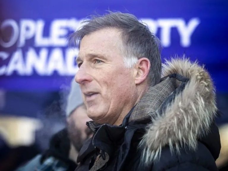 Maxime Bernier accuse les conservateurs de virer à gauche alors qu’il lance une campagne électorale partielle au Manitoba