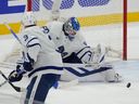 Le gardien de but des Maple Leafs de Toronto, Joseph Woll, regarde la rondelle traverser le pli contre les Panthers de la Floride.