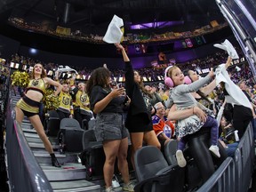 LAS VEGAS, NEVADA - 12 MAI : (NOTE DE LA RÉDACTION : cette image a été prise avec un objectif fisheye.) Un membre des Vegas Golden Knights Les pom-pom girls et les fans de Vegas Vivas réagissent après que Jack Eichel #9 des Vegas Golden Knights ait marqué une première période but contre les Oilers d'Edmonton dans le cinquième match de la deuxième ronde des séries éliminatoires de la Coupe Stanley 2023 au T-Mobile Arena le 12 mai 2023 à Las Vegas, Nevada.  Les Golden Knights ont battu les Oilers 4-3.