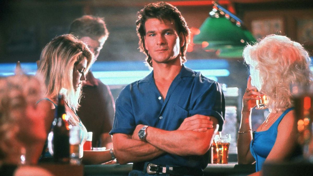 Patrick Swayze croise les bras au bar de Road House