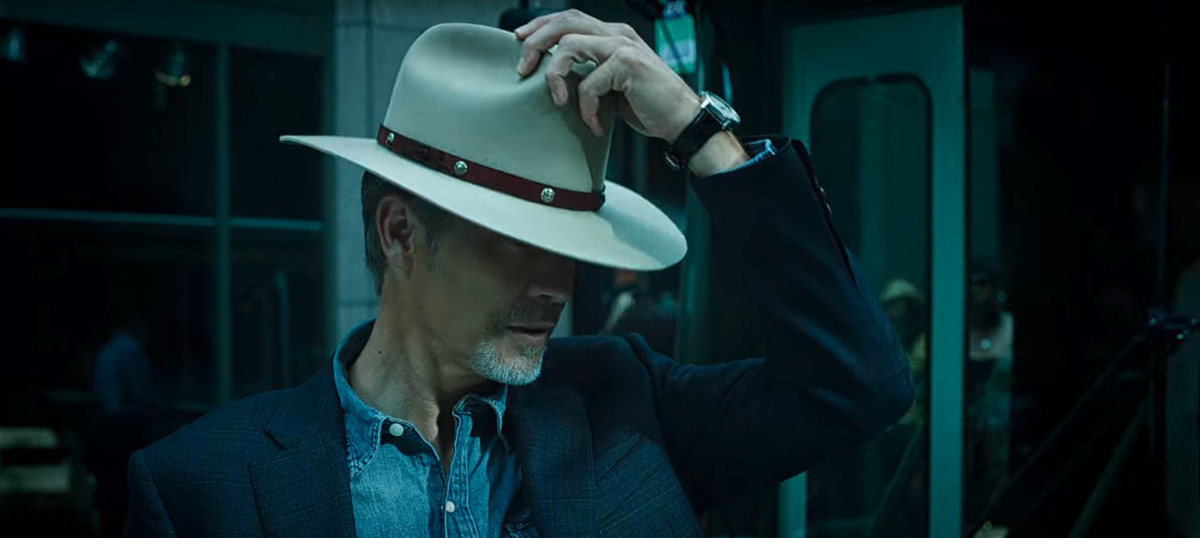 Timothy Olyphant en tant que Raylan Givens plus âgé, portant un nouveau chapeau clouté dans Justified: City Primeval