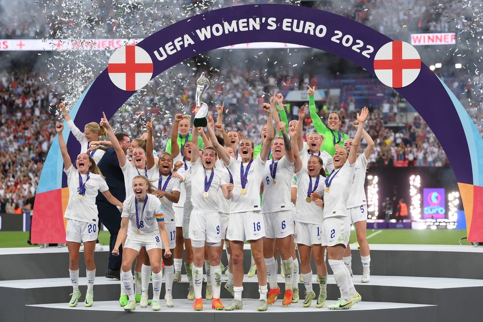 londres, angleterre 31 juillet leah williamson d'angleterre soulève le trophée de l'uefa womens euro 2022 après la victoire de leurs côtés lors du match final de l'uefa womens euro 2022 entre l'angleterre et l'allemagne au stade de wembley le 31 juillet 2022 à londres, angleterre photo de shaun botterillgetty images