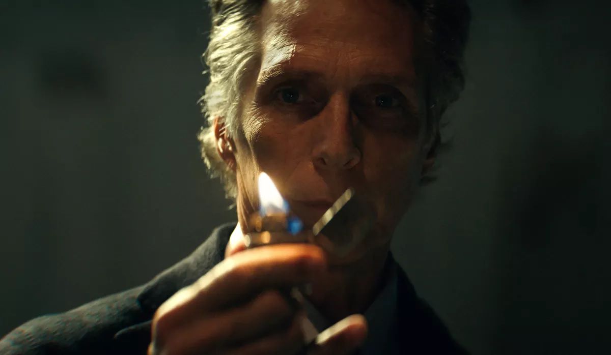 William Fichtner brandit sinistrement un briquet dans Hypnotic