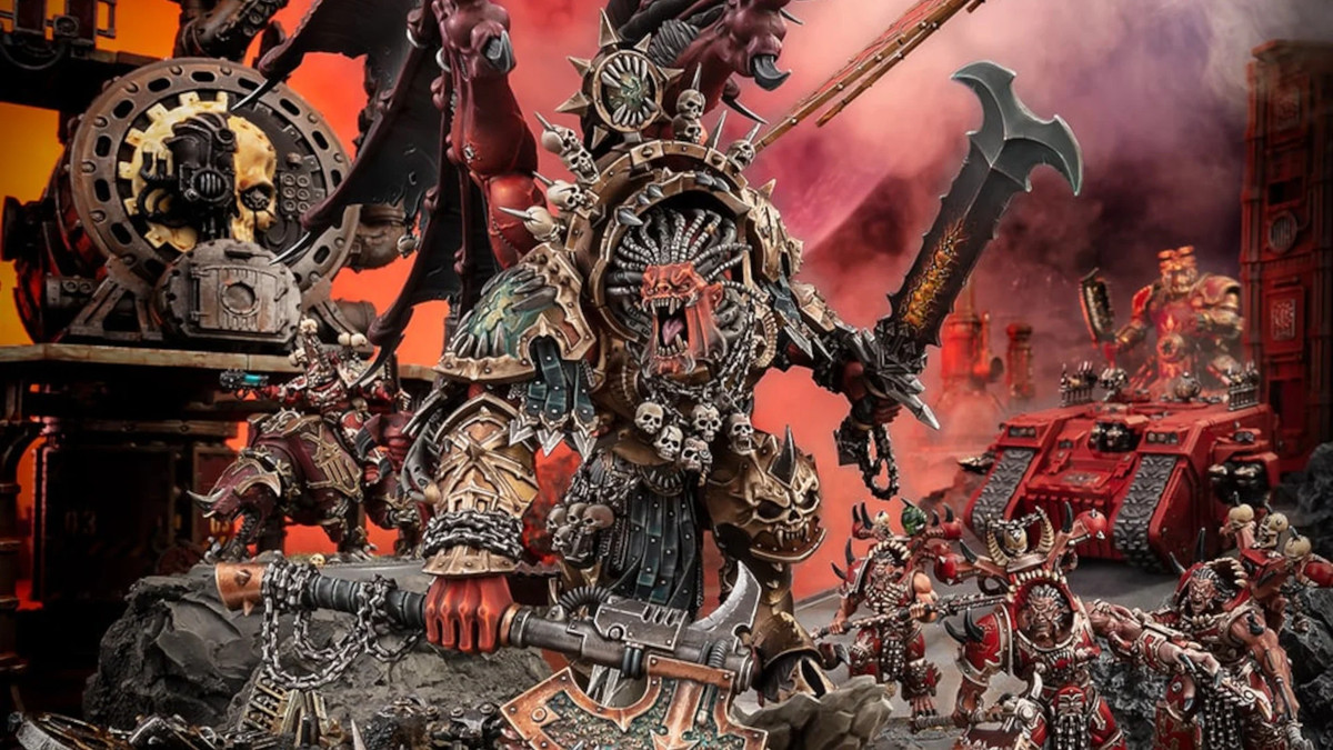 Warhammer 40,000 : Le Primarque Démon Angron se tient debout, les armes levées, alors que ses World Eater Chaos Space Marines se battent autour de lui.