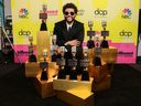 The Weeknd, lauréat du Top Artist Award, du Top Male Artist Award, du Top Hot 100 Artist Award, du Top Radio Songs Artist Award, du Top R&B Artist Award, du Top R&B Album Award, du Top Billboard 200 Album Award, du Top Hot 100 Song Presented by Rockstar Award, Top Radio Song Award et Top R&B Song Award posent dans les coulisses des Billboard Music Awards 2021, diffusés le 23 mai 2021 au Microsoft Theatre de Los Angeles, en Californie.