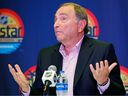 Le commissaire de la LNH, Gary Bettman, lors du All-Star Game de cette année en Floride.  La LNH pourrait transformer Evel Knievel essayant de sauter une moto sur le Grand Canyon en soirée de bingo dans le sous-sol de l'église, écrit Jack Todd.