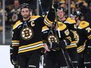 Patrice Bergeron salue les fans avant de quitter la glace après que les Panthers de la Floride aient vaincu les Bruins 4-3 en prolongation du septième match du premier tour des séries éliminatoires de la Coupe Stanley 2023 au TD Garden le 30 avril 2023 à Boston, Mass.