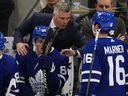 L'entraîneur-chef des Maple Leafs de Toronto, Sheldon Keefe, félicite l'attaquant Mitchell Marner (16) et l'attaquant David Kampf (64) après son but contre le Lightning de Tampa Bay lors de la deuxième période du premier match de la première ronde des séries éliminatoires de la Coupe Stanley 2022 à la Scotiabank Arena. 