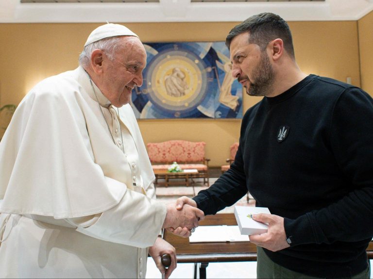 Le pape François rencontre l’ukrainien Volodymyr Zelensky au Vatican