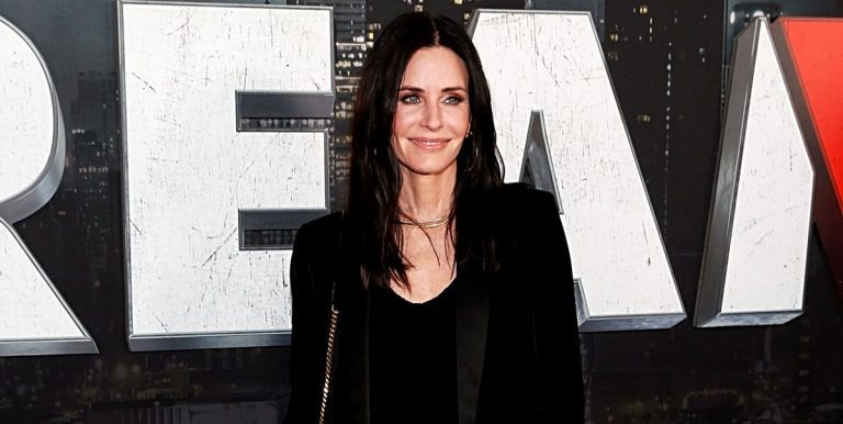 La star de Friends Courteney Cox recrée le moment emblématique de Monica Geller dans TikTok hilarant
