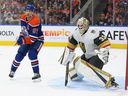 EDMONTON, CANADA - 14 MAI: Connor McDavid # 97 des Oilers d'Edmonton va au filet contre Adin Hill # 33 des Golden Knights de Las Vegas en deuxième période du sixième match du deuxième tour des éliminatoires de la Coupe Stanley 2023 le 14 mai 2023 à Rogers Place à Edmonton, Alberta, Canada.