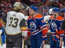 Connor McDavid (97 ans) des Oilers d'Edmonton, serre la main d'Adin Hill des Golden Knights de Las Vegas après le sixième match du deuxième tour des séries éliminatoires de la LNH à Rogers Place à Edmonton le 14 mai 2023. Les Golden Knights ont avancé dans les séries éliminatoires après avoir pris la série quatre matchs contre deux. 