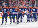 Connor McDavid (97) des Oilers d'Edmonton, se tient à l'avant de la ligne pour féliciter les Golden Knights de Las Vegas après le sixième match du deuxième tour des séries éliminatoires de la LNH à Rogers Place à Edmonton le 14 mai 2023. Vegas avancera dans les séries éliminatoires après avoir remporté quatre matchs contre les Oilers deux. 