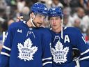 L'attaquant des Maple Leafs de Toronto Mitch Marner (16 ans) parle à Auston Matthews.