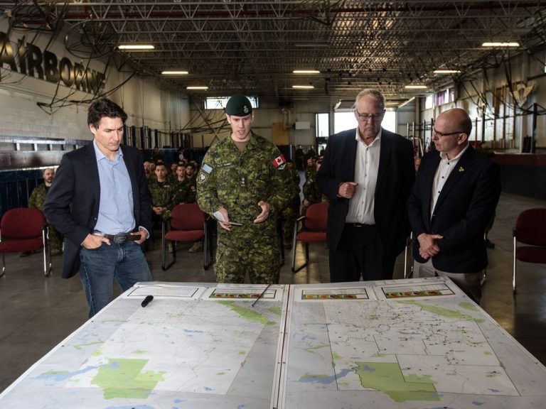 Trudeau rencontre des militaires aidant à lutter contre les incendies de forêt en Alberta