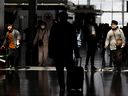 Les gens se déplacent dans le terminal des départs de l'aéroport international Pearson de Toronto à Mississauga, en Ontario.