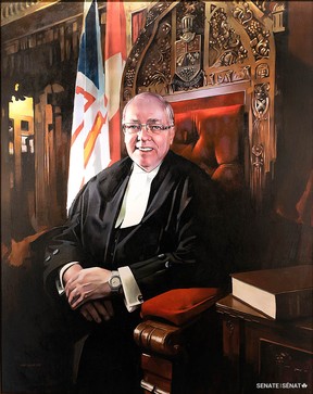 Un autre portrait officiel a été coincé sur la Colline du Parlement la semaine dernière.  Il s'agit de George Furey, qui a été président du Sénat pendant trois ans.  Au cas où vous ne seriez pas au courant de son éducation à Terre-Neuve, le peintre a inclus un drapeau de Terre-Neuve et un livre intitulé « Histoire de Terre-Neuve ».