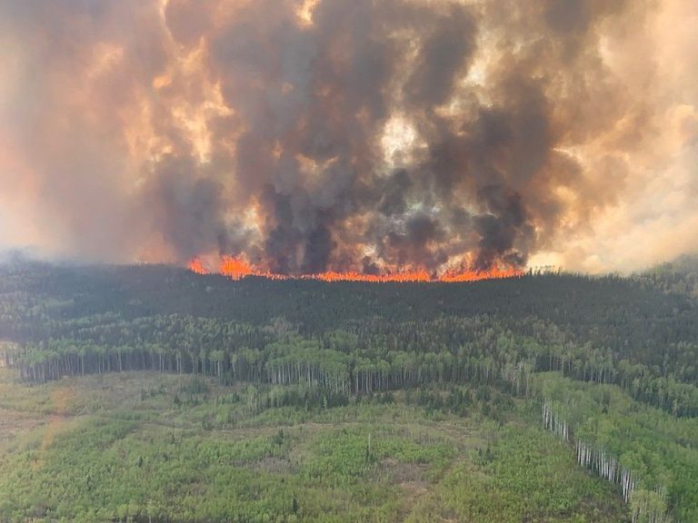 L’Alberta fait face à plus d’incendies de forêt alors que la canicule se poursuit