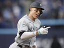 Aaron Judge des Yankees de New York a réussi un coup de circuit lors de la première manche de leur match de la MLB contre les Blue Jays de Toronto au Rogers Centre le 15 mai 2023 à Toronto.