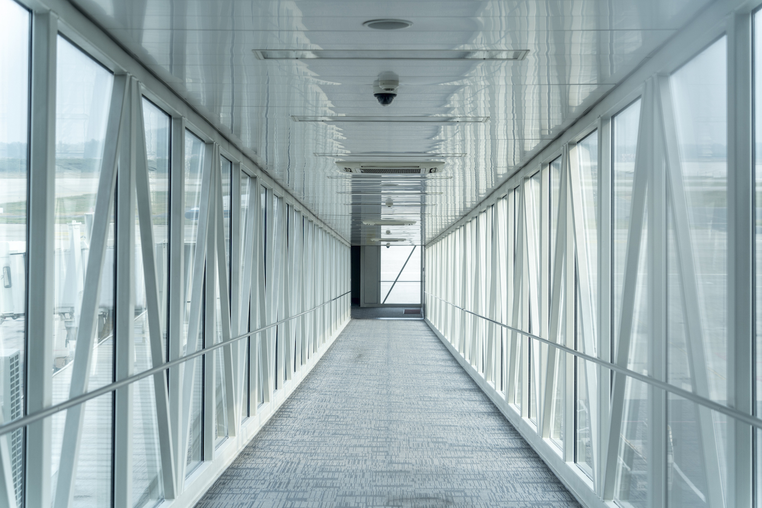 un coup de perspective regardant dans le couloir d'une passerelle dans un aéroport