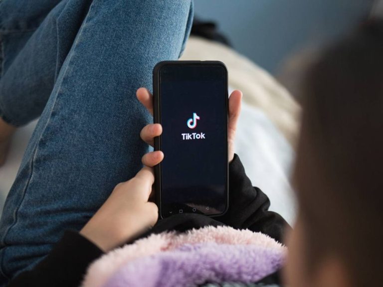 TikTok est un marais de mauvais conseils financiers et les experts ripostent