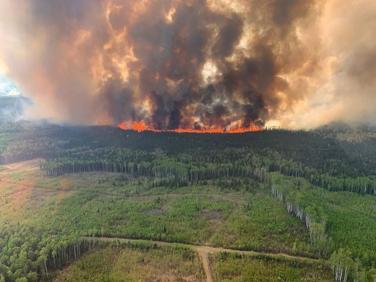 Des conditions chaudes et sèches persistent alors que les incendies de forêt font rage dans l’Ouest canadien