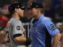 Ian Kinsler # 3 des Detroit Tigers après avoir été éjecté par l'arbitre du marbre, Angel Hernandez en 2017.