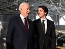 Le président américain Joe Biden et le premier ministre canadien Justin Trudeau arrivent pour assister à un dîner de gala au Musée canadien de l'aviation et de l'espace à Ottawa, Canada, le 24 mars 2023. 