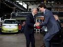 Le premier ministre Justin Trudeau et le ministre de l'Innovation, des Sciences et de l'Industrie François-Philippe Champagne réagissent lors d'une conférence de presse pour annoncer les détails de la construction d'une giga-usine de production de batteries pour véhicules électriques par la société de batteries du groupe Volkswagen PowerCo SE à St. Thomas, en Ontario, 21 avril 2023.  