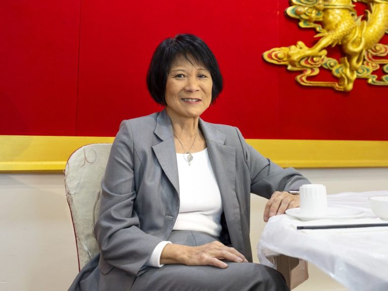 La candidate à la mairie de Toronto, Olivia Chow, rencontre un groupe aligné sur la Chine