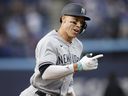 Aaron Judge des Yankees de New York a réussi un coup de circuit lors de la première manche de leur match de la MLB contre les Blue Jays de Toronto au Rogers Centre le 15 mai 2023 à Toronto.