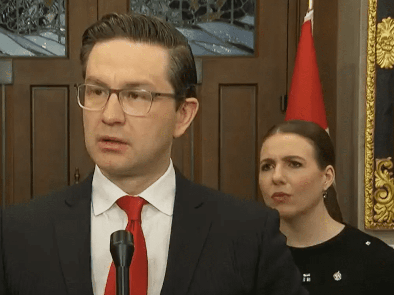 ‘Êtes-vous sérieux?’  Pierre Poilievre fustige un journaliste sur la question de la caution