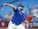 Le lanceur partant des Blue Jays de Toronto, Alek Manoah, lance un lancer contre les Yankees de New York lors de la première manche au Rogers Centre de Toronto, le 15 mai 2023.