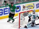 Wyatt Johnston des Dallas Stars célèbre un but contre Philipp Grubauer du Seattle Kraken lors du match 7.