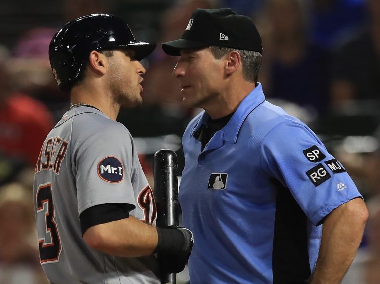 Où dans le monde se trouve l’arbitre controversé de la MLB, Angel Hernandez?