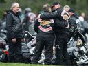 Les membres du club de motards Hells Angels et les membres du club affilié se sont réunis samedi au cimetière Ocean View à Burnaby pour rendre hommage au défunt membre David Swartz.  Tenu chaque année, le Screwy Ride voit des centaines de motards se rassembler pour l'événement.  Photo: Jason Payne