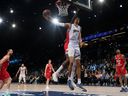 L'attaquant français Victor Wembanyama (C) du Metropolitan 92 se bat pour le ballon lors du match de basket-ball d'élite français entre Boulogne-Levallois Metropolitans 92 et Bourg-en-Bresse à l'AccorHotels Arena à Paris le 7 mai 2023. 