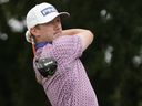 Mackenzie Hughes joue son coup du deuxième tee lors de la ronde finale de l'AT&T Byron Nelson.