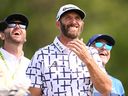 Dustin Johnson, au milieu, le caddy Austin Johnson, à gauche, et l'entraîneur Claude Harmon III se moquent du 11e tee lors d'un tour d'entraînement du championnat PGA au Oak Hill Country Club de Rochester, NY, le lundi 15 mai 2023. Johnson fait la une des journaux liste des golfeurs LIV qui participent au championnat majeur.