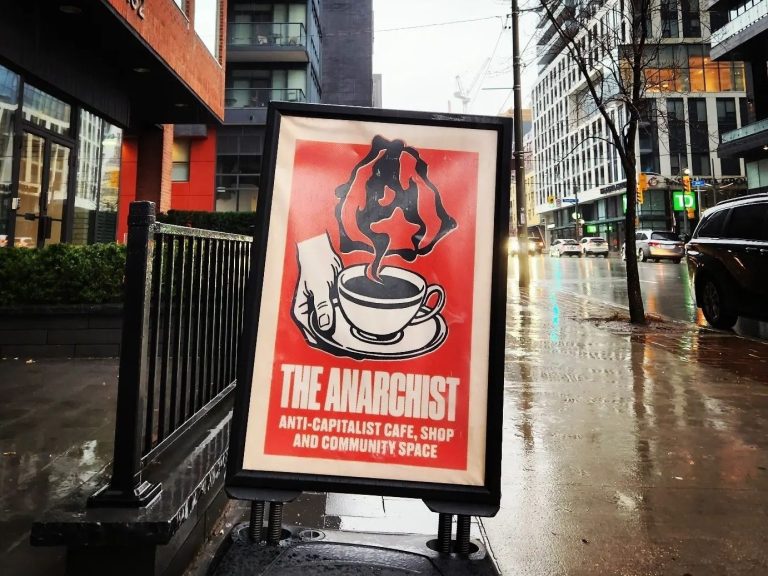 Le manque de capitaux oblige le café anticapitaliste de Toronto à fermer ses portes