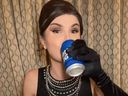 Capture d'écran de la star trans de TikTok Dylan Mulvaney buvant une canette de Bud Light.