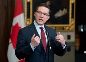 Le chef conservateur Pierre Poilievre répond à la question d'un journaliste dans le Foyer de la Chambre des communes, à Ottawa, le 21 février 2023.