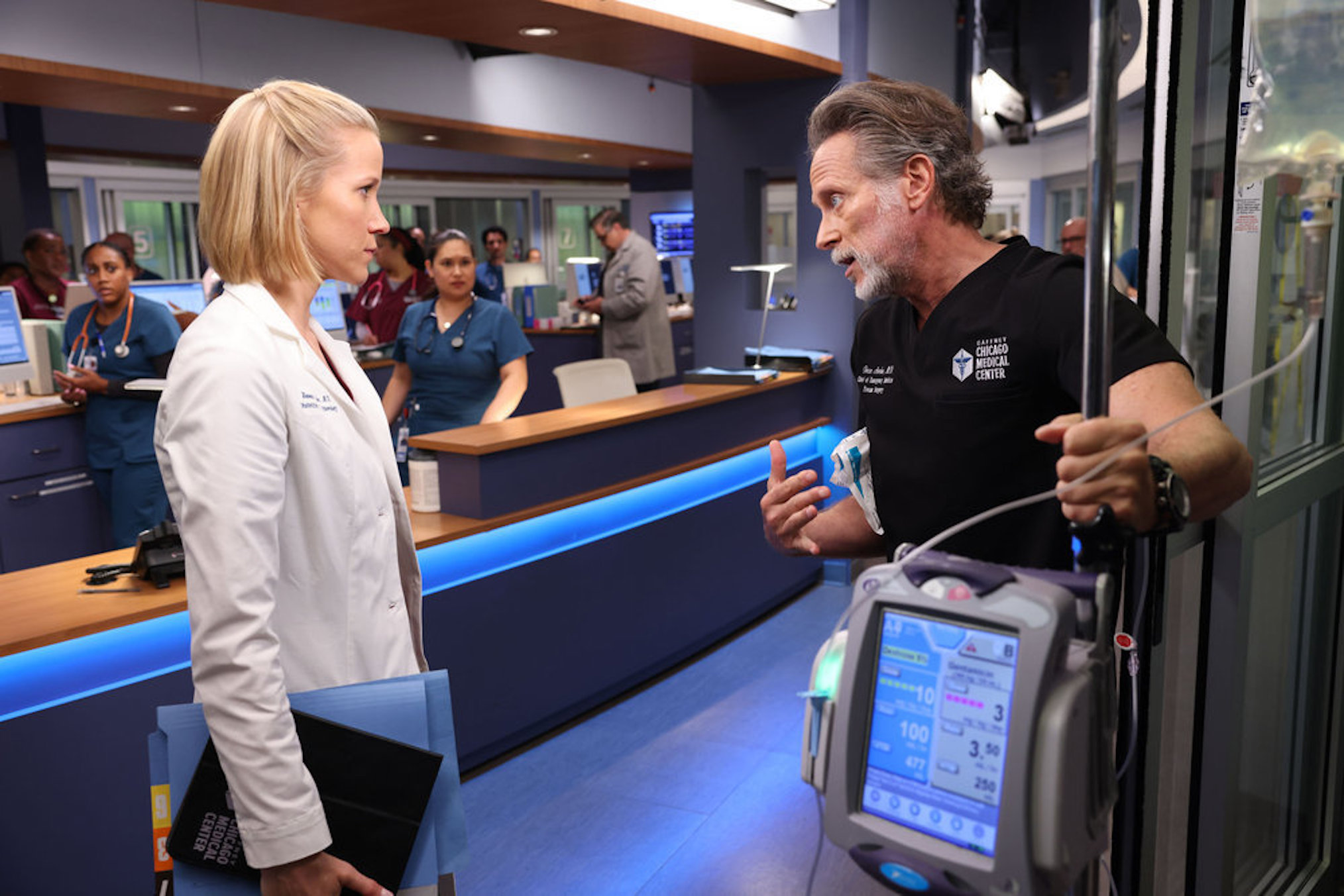 Jessy Schram et Steven Weber dans 